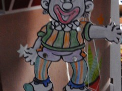 DSCN3962. Wie de handjes van Piet het hoogste krijgt mag beginnen met pakje pakken. 